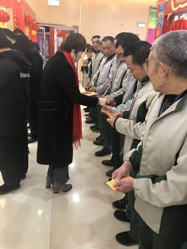 大年初一胡副總經理給保潔員工拜年送禮_副本.jpg 大年初一胡副總經理給保潔員工拜年送禮_副本.jpg