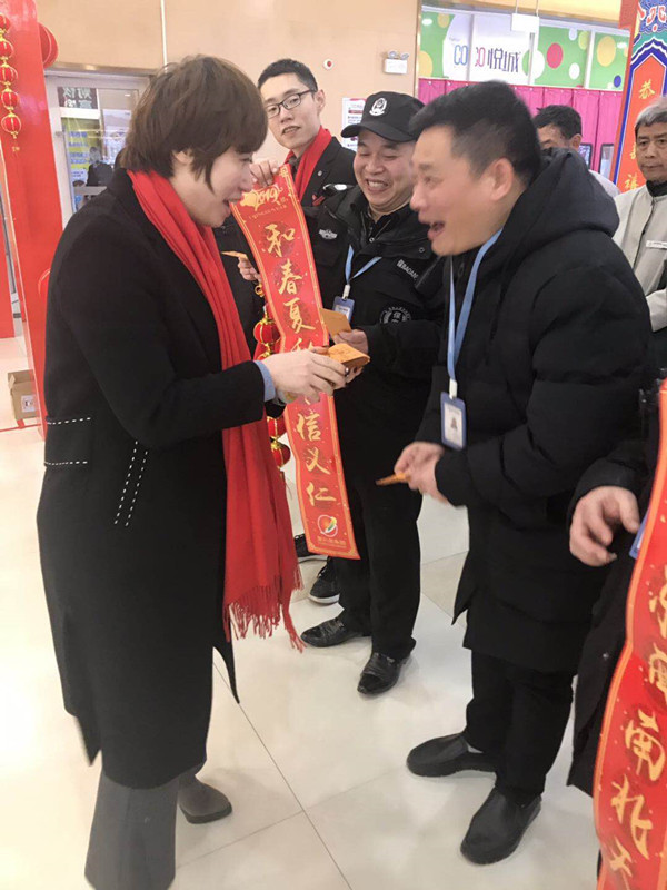 大年初一胡副總經理給員工拜年送禮_副本.jpg 大年初一胡副總經理給員工拜年送禮_副本.jpg